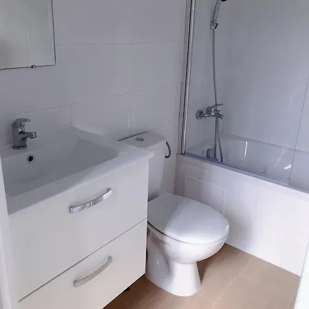 Petite Maison Avec Jardin Dans Banlieue De Paris Villa