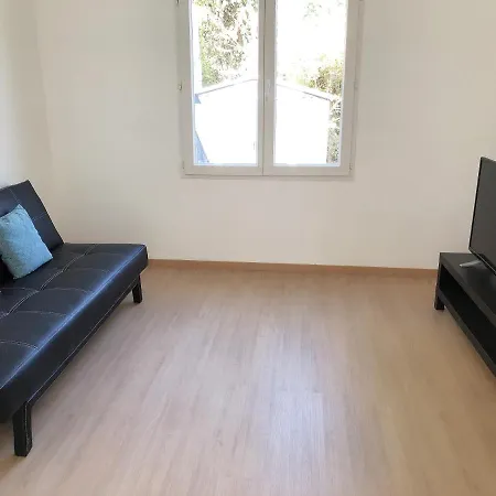 Petite Maison Avec Jardin Dans Banlieue De Paris