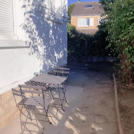 Villa Petite Maison Avec Jardin Dans Banlieue De Paris