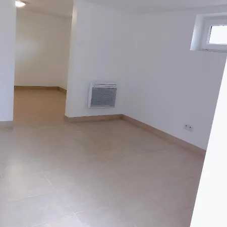 Petite Maison Avec Jardin Dans Banlieue De Paris *