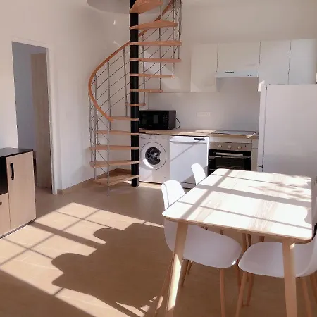 Petite Maison Avec Jardin Dans Banlieue De Paris Villa