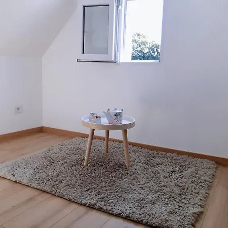 Petite Maison Avec Jardin Dans Banlieue De Paris Villa