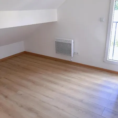 Petite Maison Avec Jardin Dans Banlieue De Paris Villa *