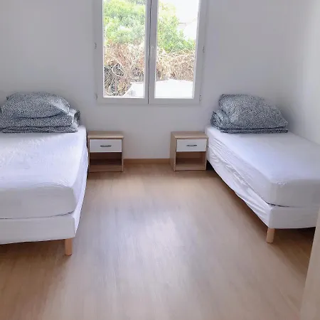 Petite Maison Avec Jardin Dans Banlieue De Paris