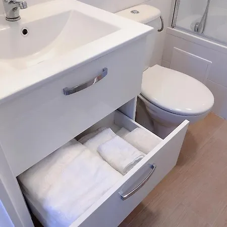 Petite Maison Avec Jardin Dans Banlieue De Paris Villa *