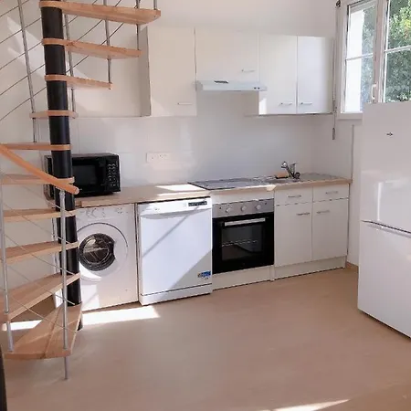 Petite Maison Avec Jardin Dans Banlieue De Paris